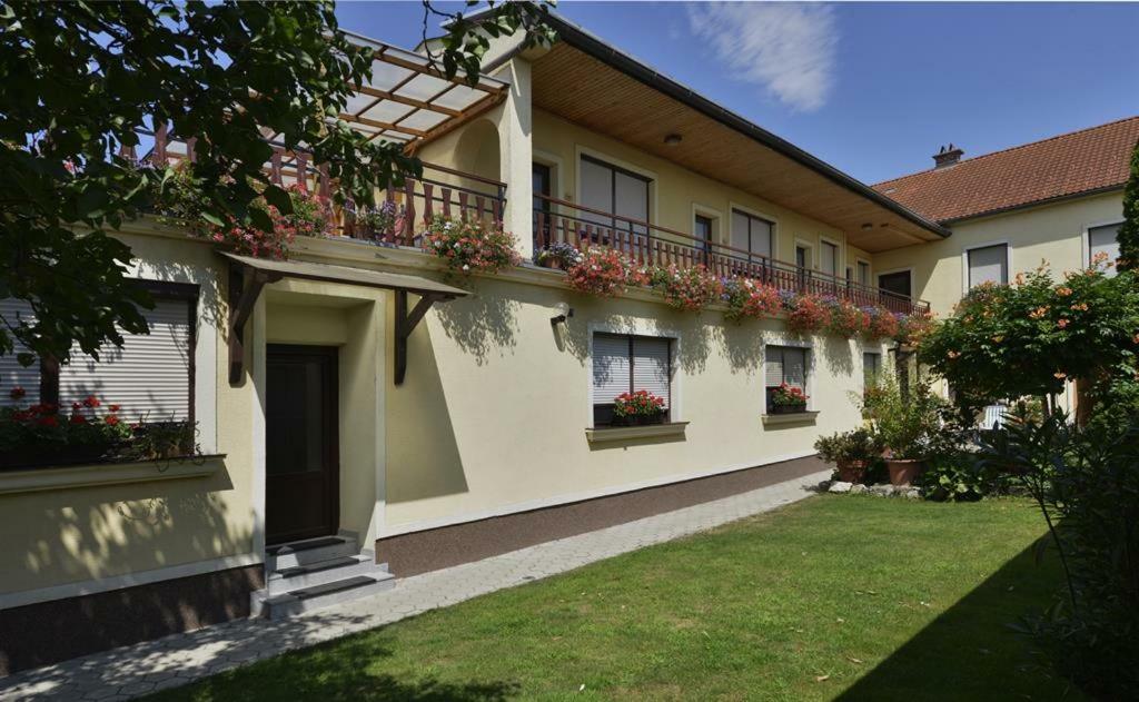 Blumenhof Wegleitner Hotel Illmitz Bagian luar foto